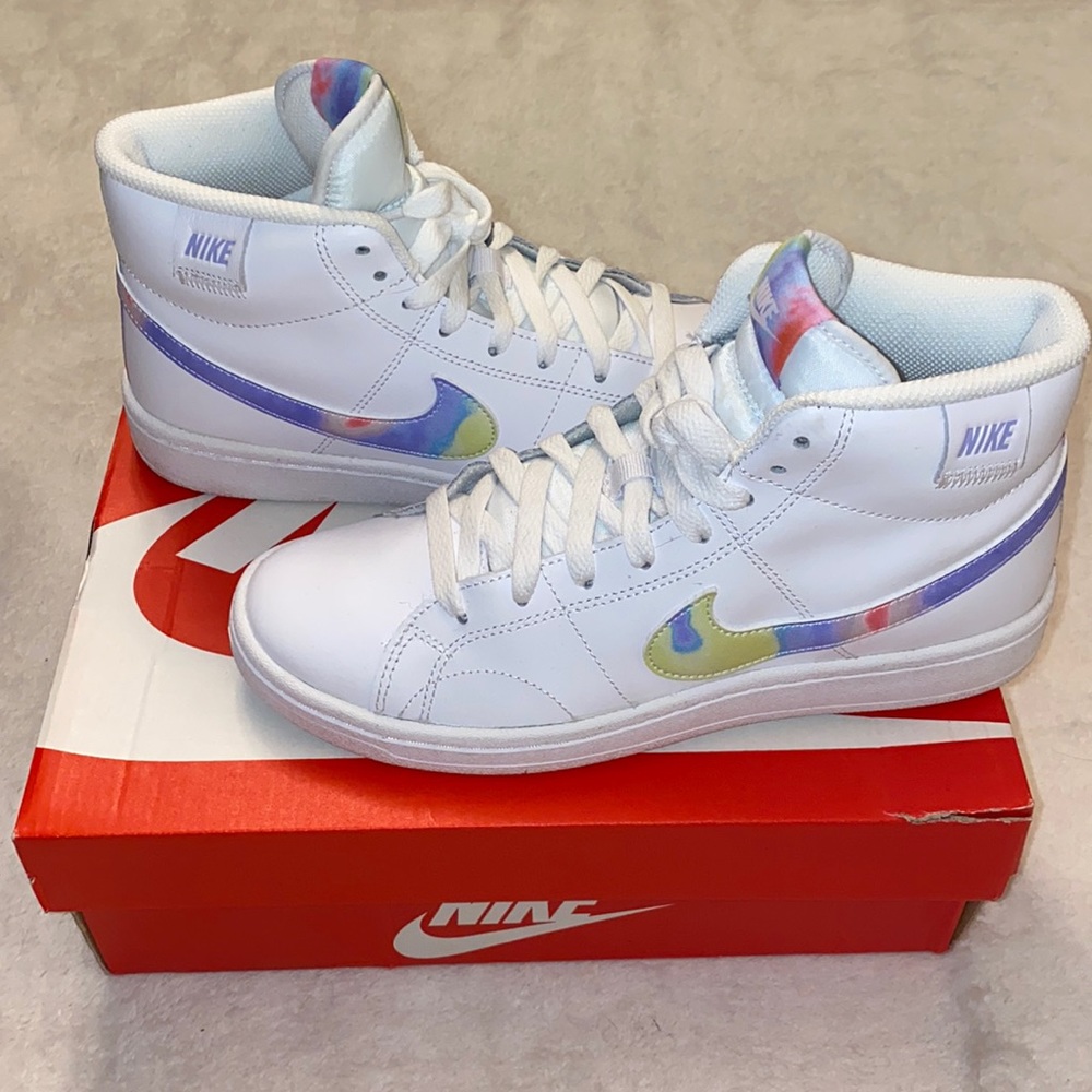 NIKE size 7 court royale 2 mid